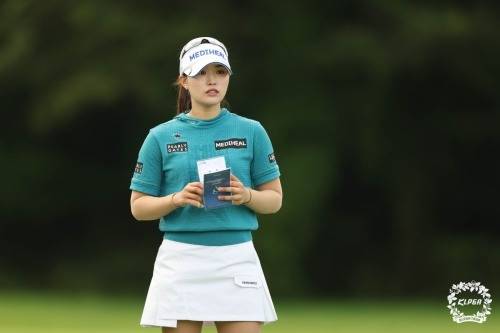 첫날 공동 선두에 나선 상금랭킹 79위 안지현. [사진=KLPGA]