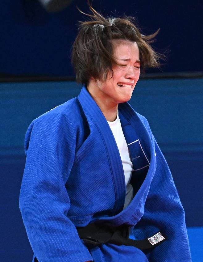 올림픽 2연패를 노리던 일본 유도 스타 아베 우타가 28일(현지시간) 프랑스 파리 샹드마르스 경기장에서 열린 2024 파리 올림픽 유도 여자 52㎏급 16강전에서 디요라 켈디요로바(우즈베키스탄)에게 패한 뒤 오열하고 있다. [연합]