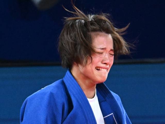 올림픽 2연패를 노리던 일본 유도 스타 아베 우타가 28일(현지시간) 프랑스 파리 샹드마르스 경기장에서 열린 2024 파리 올림픽 유도 여자 52㎏급 16강전에서 디요라 켈디요로바(우즈베키스탄)에게 패한 뒤 오열하고 있다. [연합]