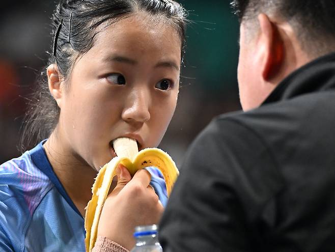 신유빈이 1일(현지시간) 프랑스 파리 아레나 쉬드4에서 열린 2024 파리 올림픽 여자 탁구 개인전 준준결승에 출전해 일본 히라노 미루를 상대 중 바나나를 먹고 있다. 2024.8.1 파리=이상섭 기자
