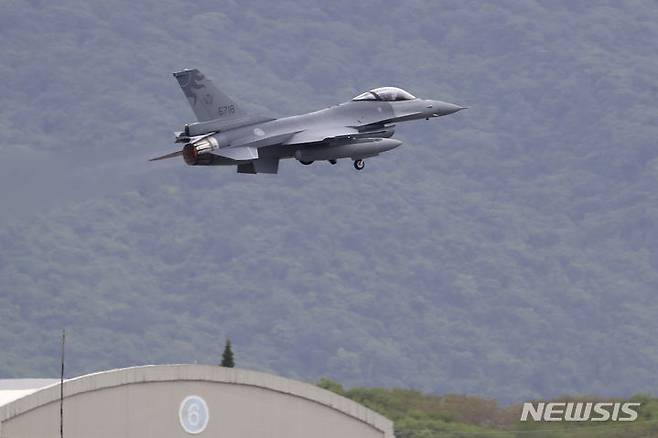 [화롄=AP/뉴시스]러시아 크렘린궁이 우크라이나에 첫 F-16 전투기가 도착했다는 소식과 관련해 공식적으로 확인하지 못했다고 반응했다. 사진은 지난 23일(현지시각) 대만 동부 화롄에서 연례 한광 훈련이 이어진 가운데 대만 공군의 F-16V 전투기가 이륙하는 모습. 2024.08.02.