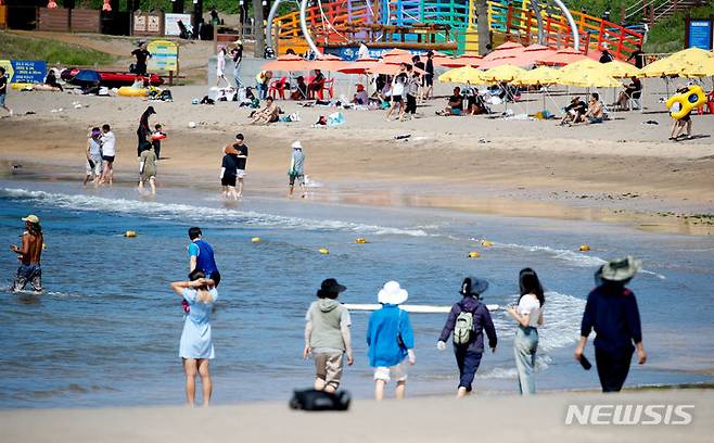 [제주=뉴시스] 우장호 기자 = 폭염이 기승을 부리는 23일 오후 제주시 이호테우해수욕장을 찾은 관광객들이 시원한 바닷물에 몸을 담그며 한낮의 더위를 식히고 있다. 2024.07.23. woo1223@newsis.com