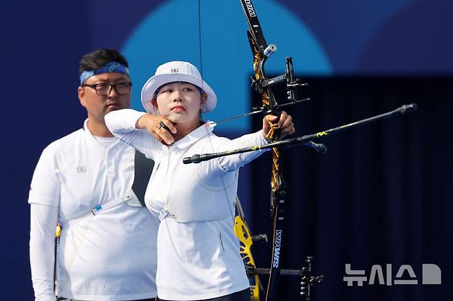 [파리=뉴시스] 김진아 기자 = 임시현이 2일(현지시각) 프랑스 파리 레쟁발리드에서 열린 2024 파리 올림픽 양궁 혼성 단체 16강 대만과의 경기에서 활을 쏘고 있다. 2024.08.02. bluesoda@newsis.com