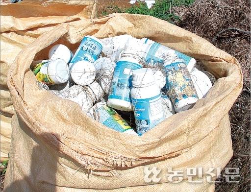 제때 처리하지 못한 영양제 빈병이 쌓여 있다.