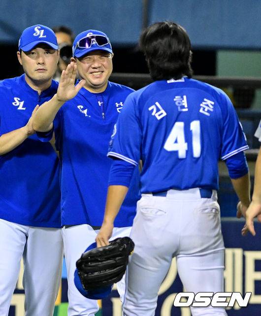 [OSEN=잠실, 조은정 기자]프로야구 삼성 라이온즈가 LG 트윈스를 꺾고 위닝시리즈에 성공했다.&nbsp;삼성은 1일 서울 잠실구장에서 열린 2024&nbsp;KBO리그&nbsp;LG와 경기에서 7-0으로 승리했다.&nbsp;삼성 선발투수 백정현은 6⅔이닝 동안 7피안타 2볼넷 2탈삼진 무실점으로 호투하며 시즌 3승째를 기록했다.&nbsp;강민호가 선제 결승타를 때렸고,&nbsp;김현준이 4안타 2타점으로 활약했다.&nbsp;삼성 박진만 감독이 김현준과 승리를 기뻐하고 있다. 2024.08.01 /cej@osen.co.kr