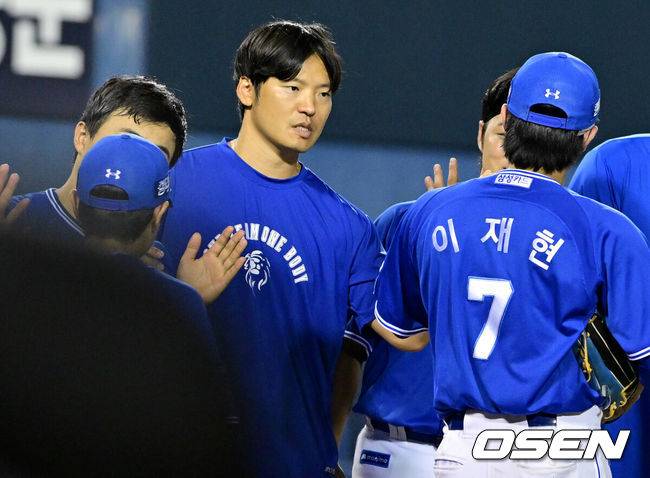 [OSEN=잠실, 조은정 기자]프로야구 삼성 라이온즈가 LG 트윈스를 꺾고 위닝시리즈에 성공했다.&nbsp;삼성은 1일 서울 잠실구장에서 열린 2024&nbsp;KBO리그&nbsp;LG와 경기에서 7-0으로 승리했다.&nbsp;삼성 선발투수 백정현은 6⅔이닝 동안 7피안타 2볼넷 2탈삼진 무실점으로 호투하며 시즌 3승째를 기록했다.&nbsp;강민호가 선제 결승타를 때렸고,&nbsp;김현준이 4안타 2타점으로 활약했다.&nbsp;삼성 백정현이 승리를 기뻐하고 있다. 2024.08.01 /cej@osen.co.kr