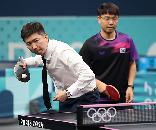 유승민 대한탁구협회 회장 겸 국제올림픽위원회(IOC) 선수위원이 지난달 25일 파리올림픽 탁구 경기장인 사우스 파리 아레나4를 찾아 임종훈-신유빈을 상대로 연습을 하고 있다. 연합뉴스