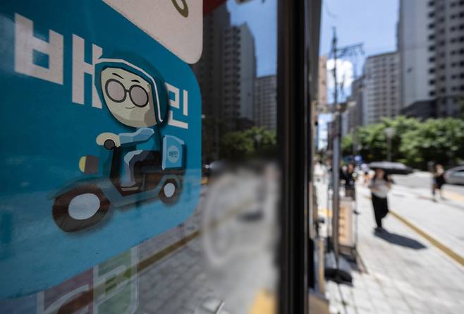 서울의 한 음식점에 배달의민족 가맹점을 알리는 스티커가 붙어 있는 모습. 뉴스1