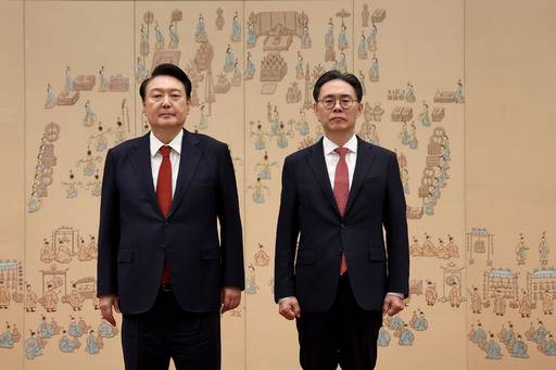 윤석열 대통령이 2일 서울 용산 대통령실 청사에서 강민수 국세청장에게 임명장을 수여한 뒤 기념 촬영을 하고 있다.&nbsp; &nbsp;대통령실사진기자단
