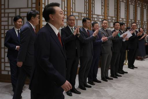 윤석열 대통령이 2일 서울 용산 대통령실 청사에서 열린 신임 장관 등 임명장 및 재외공관장 신임장 수여식을 위해 입장하고 있다.&nbsp; &nbsp;대통령실사진기자단