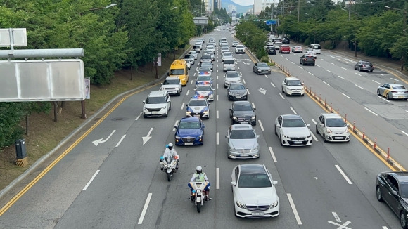 충남 천안서북경찰서는 교통 순찰차, 암행차 등 전 가용 순찰차 합동 교통소통 캠페인을 펼쳤다. 천안서북경찰서 제공