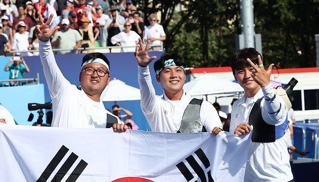 ▲ 한국 남자 양궁의 김제덕 이우석 김우진은 단체전 금메달에 이어 개인전에서도 모두 16강에 올랐다. 예상대로 모두가 순조롭게 올라간다면 이우석은 김우진과 4강에서 대결하게 된다. 김우진은 세계랭킹 1위다. 김제덕은 반대편 바구니다. 한국 선수들끼리 결승 가능성도 남아있다.ⓒ연합뉴스