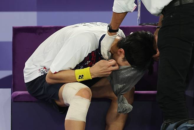 ▲ 김원호. 경기 중 구토까지 할 정도로 체력소모가 심했다. 무려 1시간 17분 동안 한치의 양보도 없는 명품 대결이 펼쳐졌다. 대표팀 한솥밥을 먹고 있고, 국제대회에서도 5번이나 만나봤던 사이라 너무 잘 알고 있어 치열한 싸움이 전개됐다. 최종 승자는 김원호, 정나은. 2일(이하 한국시간) 프랑스 파리 포르트 드 라샤펠 아레나에서 열린 2024 파리 올림픽 배드민턴 혼합복식 준결승에서 서승재, 채유정을 게임스코어 2-1(21-16, 20-22, 23-21)로 이겼다. 결승 진출이다. 2008년 대회 이용대, 이효정 이후 처음으로 배드민턴 혼합복식에서 올림픽 금메달을 노린다. 서승재, 채유정은 동메달 결정전으로 향한다. 배드민턴 혼합복식 세계랭킹 2위로 금메달 유력후보라는 얘기를 들었지만, 준결승에서 뜻하지 않게 패배했다 ⓒ 연합뉴스