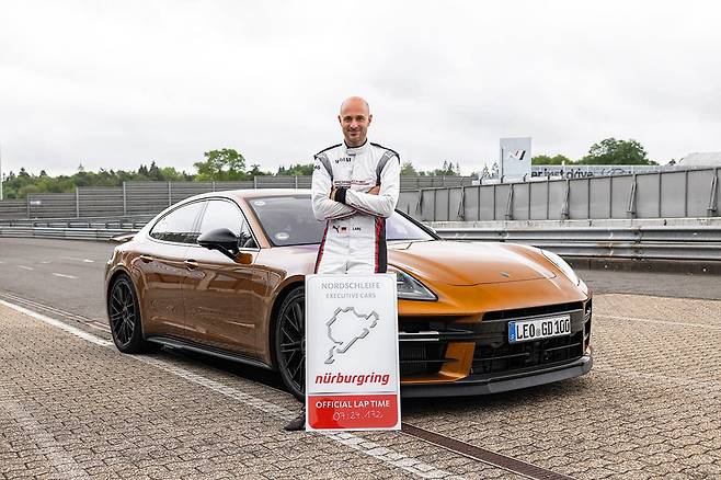 포르쉐 파나메라 터보 S E 하이브리드 서킷 신기록 달성