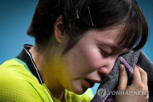 여자 탁구 에이스 신유빈이 1일 프랑스의 사우스 파리 아레나에서 열린 2024 파리 올림픽 탁구 여자 단식 8강전에서 세계랭킹 13위 일본의 히라노 미우를 게임 스코어 4-3으로 이기고 4강에 올랐다. 신유빈은 20년 만에 한국 탁구의 올림픽 단식 4강 진출 선수가 됐다. 신유빈에 패한 히라노가 울고 있다. 연합뉴스