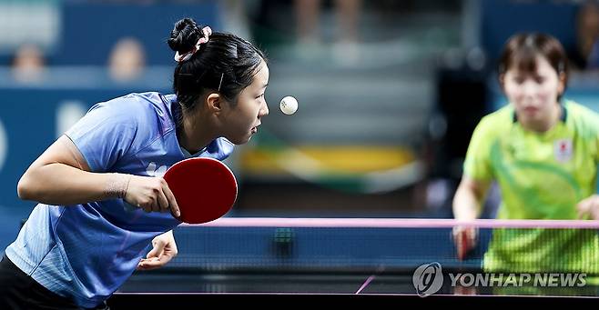 신유빈 '공이 눈 앞에' (파리=연합뉴스) 신준희 기자 = 1일(현지시간) 프랑스 파리 사우스 파리 아레나에서 열린 2024 파리올림픽 탁구 여자 단식 8강전에서 한국 신유빈이 일본 히라노 미우를 상대하고 있다. 2024.8.1 hama@yna.co.kr