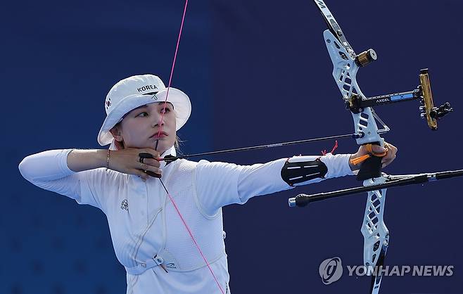 전훈영 '32강전 향해 조준' (파리=연합뉴스) 임화영 기자 = 1일(현지시간) 프랑스 파리 레쟁발리드에서 열린 2024 파리올림픽 양궁 여자 개인전 영국의 페니 힐리와의 64강전에서 전훈영이 과녁을 조준하고 있다. 2024.8.2 hwayoung7@yna.co.kr