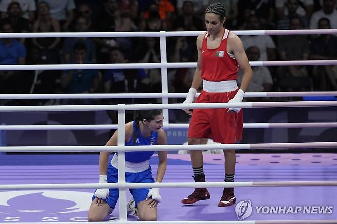 파리 올림픽 16강에서 승리한 알제리 여자 복싱선수 이마네 칼리프(오른쪽) [AP=연합뉴스]