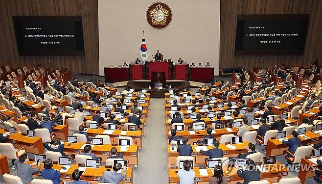 '전국민 25만원 지원법' 국회 본회의 상정 (서울=연합뉴스) 김주형 기자 = 1일 오후 열린 국회 본회의에서 야당이 단독 의결한 '전국민 25만원 지원법'(민생회복지원금 특별조치법)이 안건으로 상정되고 있다. 2024.8.1 kjhpress@yna.co.kr