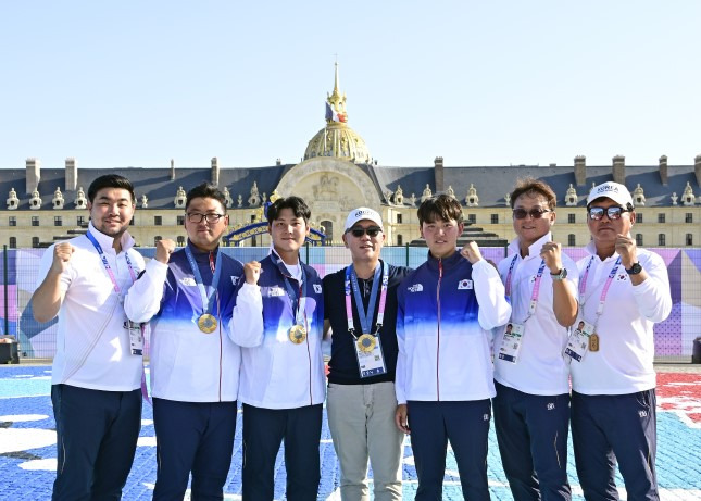 대한민국 남자 양궁 국가대표(김우진·이우석·김제덕) 및 코칭스태프와 현대차그룹 정의선 회장(왼쪽 넷째)이 지난 29일(현지시간) 파리 대회 남자양궁 단체전 우승 직후 기념촬영을 하고 있다./사진=대한양궁협회