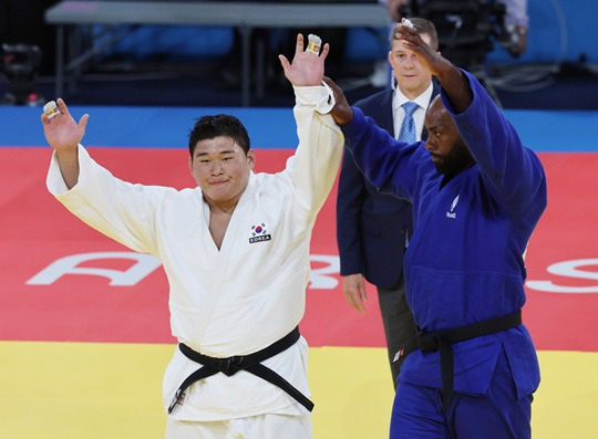 한국시각 3일 프랑스 파리 아레나 샹드마르스에서 열린 2024 파리 올림픽 유도 남자 100kg 이상급 결승에서 승리한 프랑스 테디 리네르가 김민종의 손을 들어주고 있다. (사진=뉴시스)