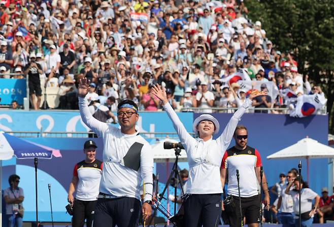 2일(현지시간) 프랑스 파리 앵발리드에서 열린 2024 파리올림픽 양궁 혼성 단체 독일과의 결승전에서 승리한 한국 임시현과 김우진이 기뻐하고 있다. 사진=연합뉴스