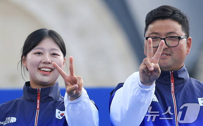 대한민국 양궁 대표팀 김우진, 임시현 선수가 3일(한국시간) 프랑스 파리 앵발리드에서 진행된 파리올림픽 양궁 혼성 단체 시상식에서 시상대에 오르며 대회 2연패 세리머니를 하고 있다. 2024.8.3/뉴스1 ⓒ News1 박정호 기자