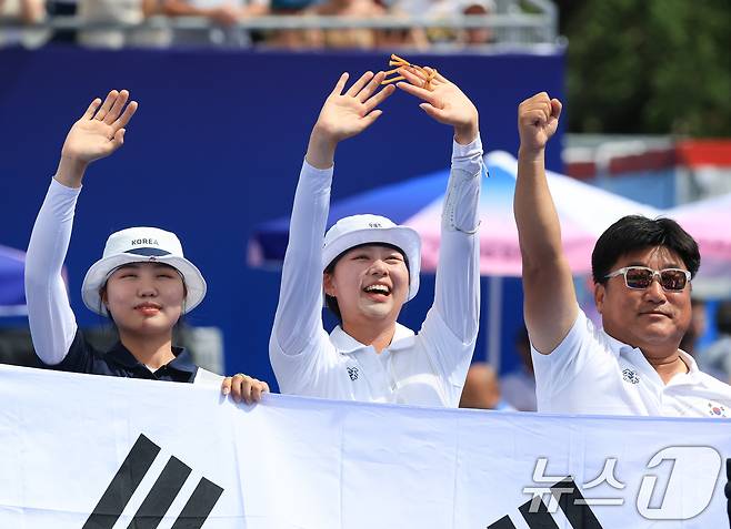 대한민국 양궁 대표팀 임시현 선수가 3일 오후(한국시간) 프랑스 파리 앵발리드에서 진행된 양궁 여자 개인 금메달 결정전 대한민국 남수현과의 경기에서 금메달을 확정 지은 후 기뻐하고 있다. 2024.8.3/뉴스1 ⓒ News1 박정호 기자