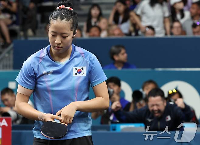 대한민국 탁구 대표팀 신유빈이 3일(한국시간) 프랑스 파리 사우스 파리 아레나 4에서 열린 '2024 파리올림픽' 탁구 여자 단식 동메달 결정전 일본 히나 하야타와의 경기에서 실점한 후 아쉬워 하고 있다. 2024.8.3/뉴스1 ⓒ News1 이동해 기자