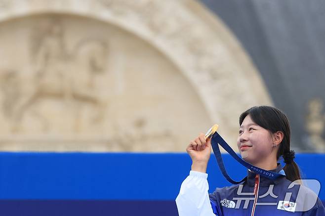 대한민국 양궁 대표팀 임시현 선수가 3일 오후(한국시간) 프랑스 파리 앵발리드에서 진행된 양궁 여자 개인 시상식에서 수여 받은 금메달을 들어보이고 있다. 2024.8.3/뉴스1 ⓒ News1 박정호 기자