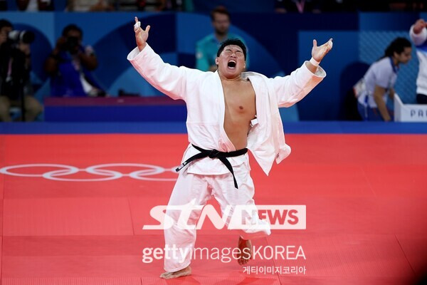 2일 오후(이하 한국시각) 프랑스 파리의 샹드마르스 아레나에서 열린 2024 파리 올림픽 유도 남자 100㎏ 이상급 4강전에 출전해 일본의 사이토 다츠루(세계 6위)를 상대해 경기 시작 2분 45초만에 업어치기 한판승을 따낸 김민종이 두 팔을 벌려 환호하고 있다. 사진┃게티이미지코리아