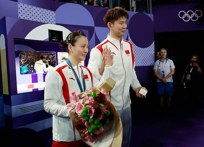 (240802) -- PARIS, Aug. 2, 2024 (Xinhua) -- Chinese badminton player Liu Yuchen (R) and his fiancee, gold medalist Huang Yaqiong of China, react after the victory ceremony for the badminton mixed doubles at the Paris 2024 Olympic Games in Paris, France, Aug. 2, 2024. (Xinhua/Ren Zhenglai)<저작권자(c) 연합뉴스, 무단 전재-재배포, AI 학습 및 활용 금지>