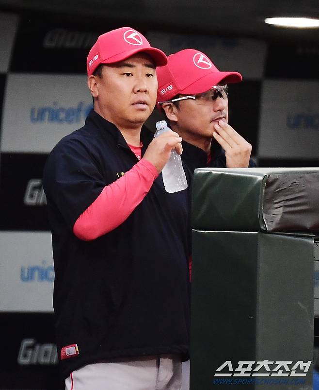 27일 부산 사직야구장에서 열린 롯데와 KIA의 경기. 경기를 지켜보는 KIA 이범호 감독. 부산=송정헌 기자songs@sportschosun.com/2024.06.27/