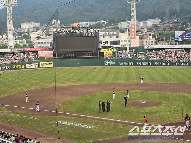 3일 정전이 된 대전구장. 대전=이종서 기자 bellstop@sportschosun.com