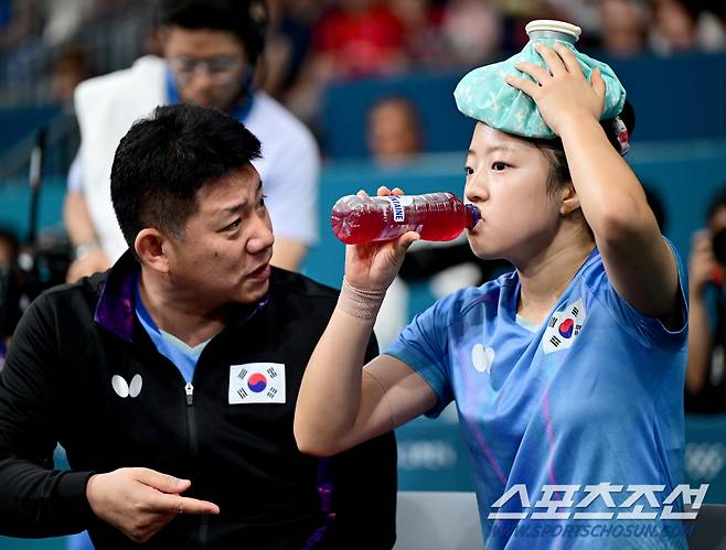 2일 (한국시간) 프랑스 파리 사우스 파리 아레나 4에서 열린 '2024 파리올림픽' 탁구 여자 단식 준결승 한국 신유빈과 중국 첸멍의 경기, 신유빈이 게임 스코어 0-4(7-11, 6-11, 7-11, 7-11)로 패했다. 신유빈이 오광헌 감독의 조언을 듣고 있다. 파리(프랑스)=정재근 기자 cjg@sportschosun.com/2024.8.2/