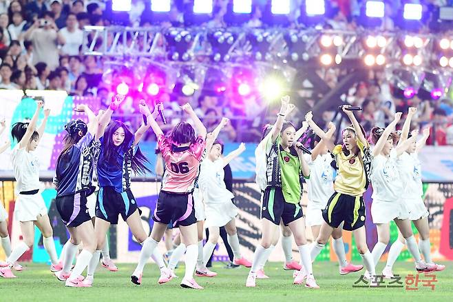 토트넘 홋스퍼 대 FC 바이에른 뮌헨의 '2024 쿠팡플레이시리즈' 2차전에서 그룹 뉴진스가 하프타임 축하 공연을 선보이고 있다. ⓒ이혜영 기자 lhy@hankooki.com