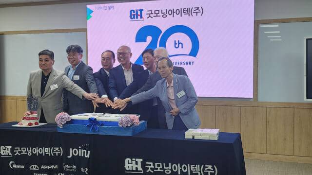 행사 주요 참석자들이 축하 떡을 자르고 있다.