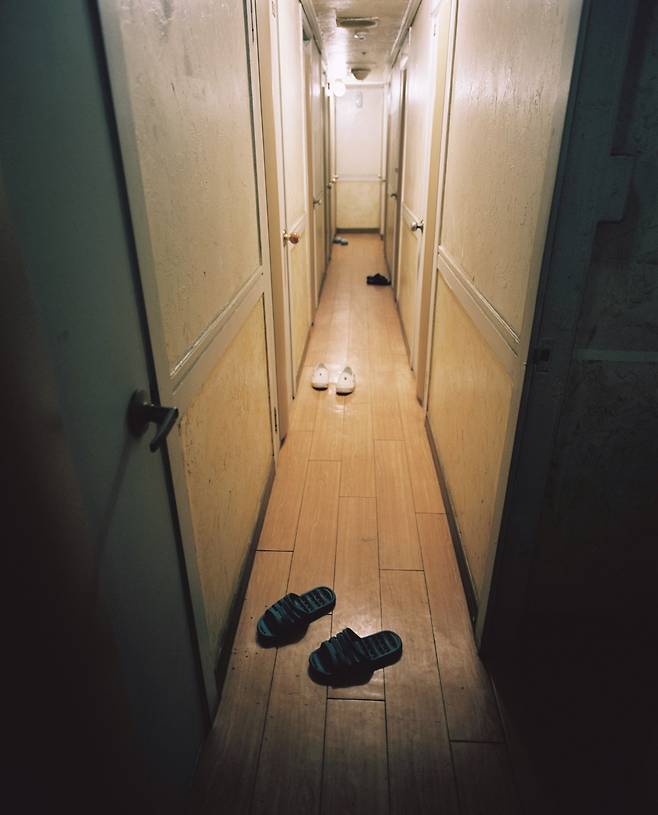 서울 신림동 고시텔 복도, 2016 / 사진가 심규동