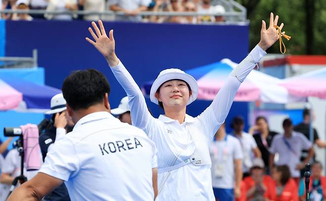 대한민국 양궁 대표팀 임시현 선수가 3일 오후(한국시각) 프랑스 파리 앵발리드에서 진행된 양궁 여자 개인 금메달 결정전 대한민국 남수현과의 경기에서 금메달을 따낸 후 인사하고 있다. /뉴스1