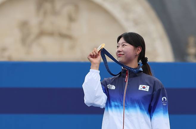 3일 프랑스 파리 앵발리드에서 열린 2024 파리올림픽 양궁 여자 개인전 시상식에서 임시현이 금메달을 들어보이고 있다. /연합뉴스