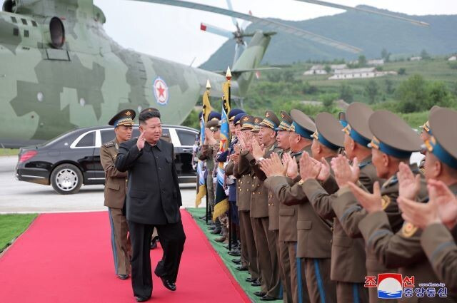 김정은 조선노동당 총비서 겸 국무위원장은 2일 “평안북도 서북부지대 침수지역에 신속투입돼 4200여명의 생명을 구출”해 “공중구조전투의 기적을 창조한 조선인민군 공군직승비행부대를 축하방문”했다고 3일 노동신문이 보도했다. 조선중앙통신 연합뉴스