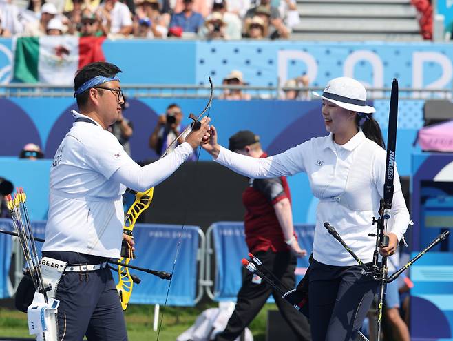 <yonhap photo-8144=""> 임시현-김우진, 금메달 결정전 갑니다. (파리=연합뉴스) 임화영 기자 = 2일(현지시간) 프랑스 파리 레쟁발리드에서 열린 2024 파리올림픽 양궁 혼성 단체전 인도와의 준결승에서 승리한 한국 김우진(왼쪽), 임시현이 기뻐하고 있다. 2024.8.2 hwayoung7@yna.co.kr/2024-08-02 23:19:44/ <저작권자 ⓒ 1980-2024 ㈜연합뉴스. 무단 전재 재배포 금지, AI 학습 및 활용 금지></yonhap>