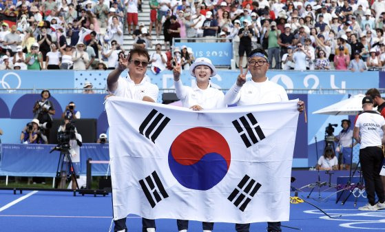 김우진과 임시현이 2일(현지시간) 프랑스 파리 앵발리드에서 열린 2024 파리 올림픽 양궁 혼성 단체 결승 독일과의 경기에서 승리해 금메달을 획득한 뒤 기뻐하고 있다. 맨 왼쪽은 박성수 감독. 연합뉴스