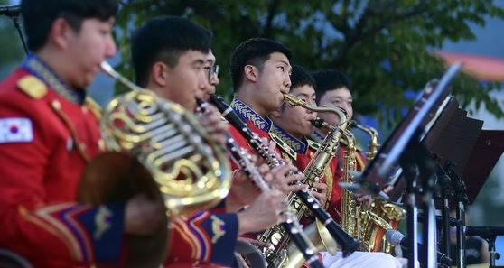 화천토마토축제 본 공연에서 색소폰 연주하는 RM. 연합뉴스