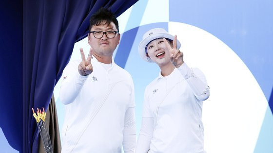 김우진과 임시현이 2일(현지시간) 프랑스 파리 앵발리드에서 열린 2024 파리 올림픽 양궁 혼성 단체 결승 독일과의 경기에서 승리해 금메달을 획득한 뒤 기뻐하고 있다. 김성룡 기자