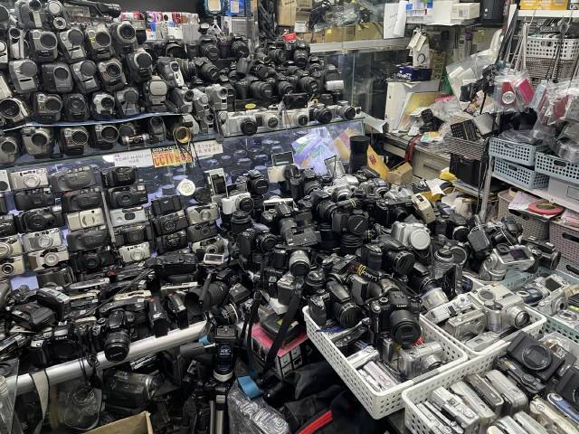 ▲ 지난 27일 오후 세운상가 중고 카메라 매장에 빈티지 디지털 카메라가 한가득 쌓여있다. 신정은