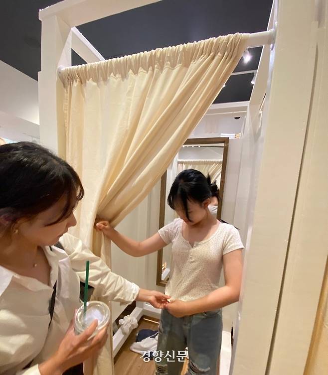 소윤양은 신축성 있는 비스코스 저지 소재의 잔잔한 꽃무늬 티셔츠(22달러)를 손에 들었다. 원단과 디자인 그리고 가격까지 맘에 들어하는 눈치다. 사진 이유진 기자