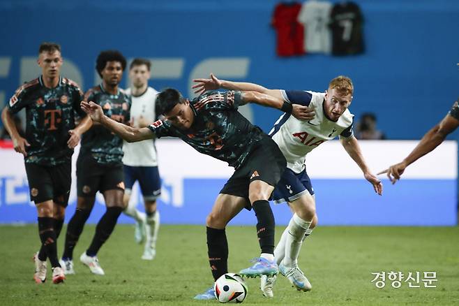 독일 프로축구 분데스리가 바이에른 뮌헨 김민재가 3일 서울상암월드컵 경기장에서 열린 2024쿠팡플레이시리즈 잉글랜드 프로축구 프리미어리그(EPL) 토트넘 훗스퍼와의 경기에서 볼경합을 하고 있다. 문재원 기자