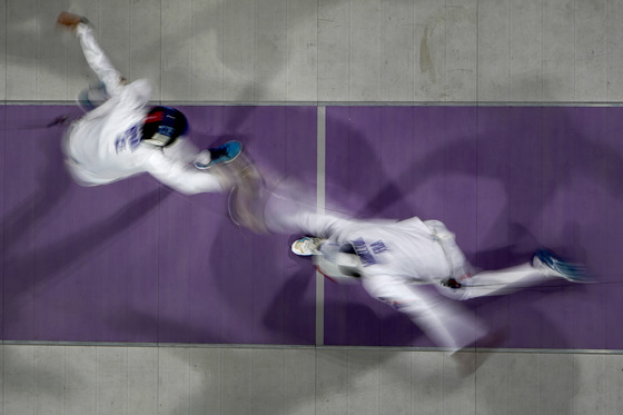 France's Luidgi Midelton, right, competes with the Czech Republic's Jiri Beran in the men's team epee bronze match in Paris on Friday.  [AP/YONHAP]