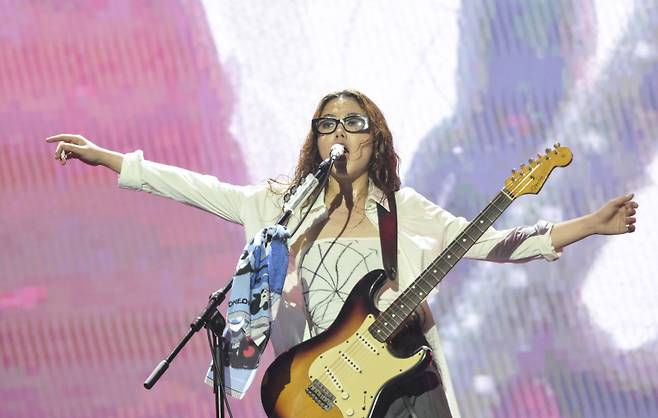 지난 2일 인천 송도달빛축제공원에서 열린 2024 펜타포트 록 페스티벌 첫날 공연 무대에 오른 국내 밴드 새소년의 모습. 인천펜타포트 록 페스티벌 사무국